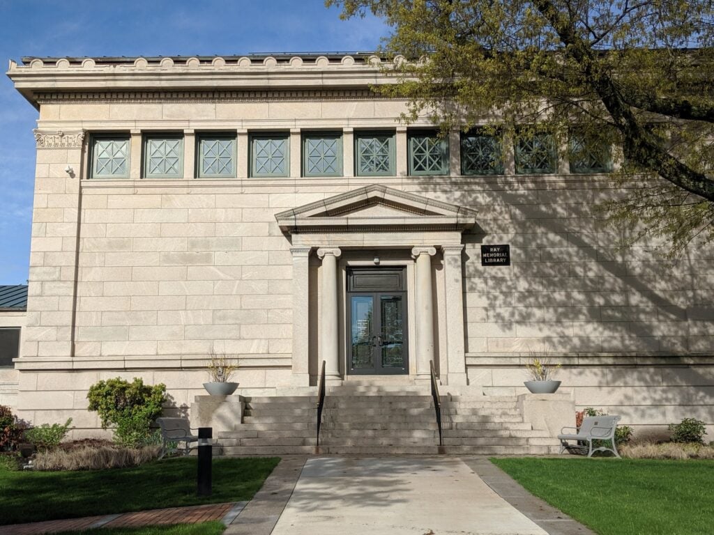 The stone front facade of the Franklin Public Library in Franklin, Massachsuetts.